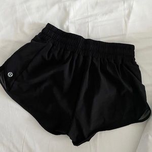 Lululemon Black Hotty Hots 2.5”